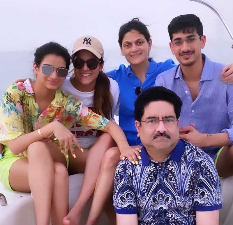 ananya birla with mother, father and siblings