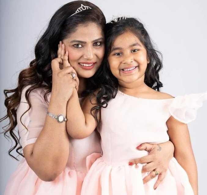 Shalini TV Actress With Her Daughter Riya