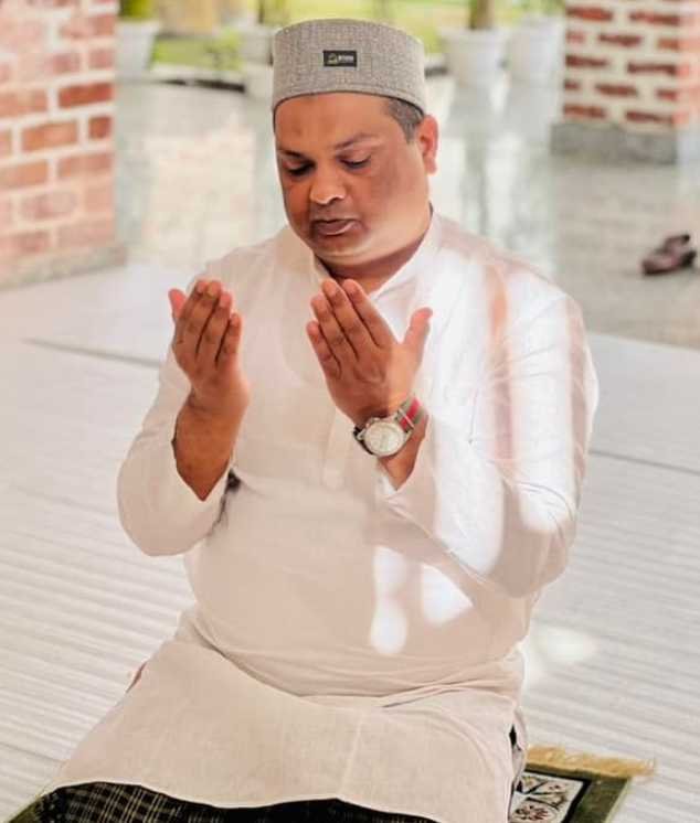 Ashu Malik While Praying to Allah